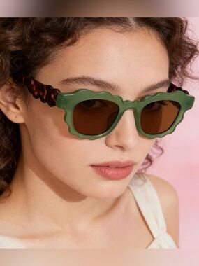 Seaweed Rays Scallop-Edge UVA & UVB Sunglasses